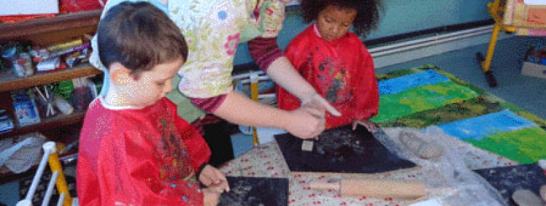 Les petits apprennent à travailler la terre.