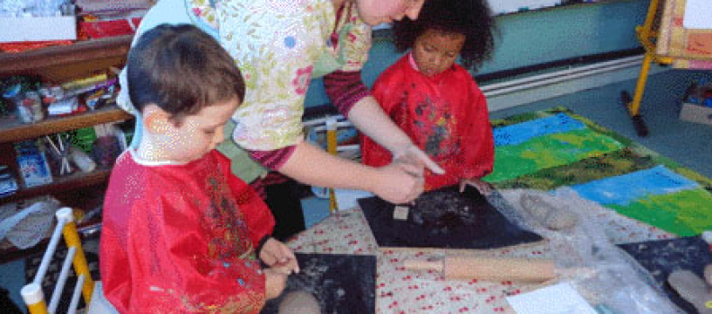 Les petits apprennent à travailler la terre.