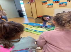 intervenante RLV accompagnée de son tapis à histoire !