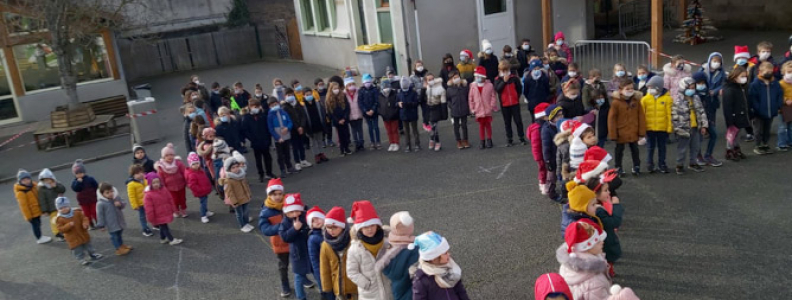 CELEBRATION DE NOËL : Tous ensemble, nous nous sommes rassemblés pour un temps de partage.