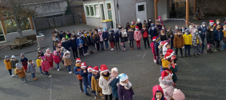 CELEBRATION DE NOËL : Tous ensemble, nous nous sommes rassemblés pour un temps de partage.