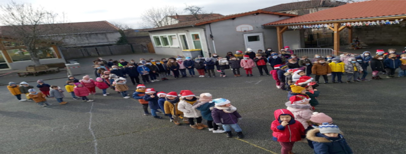 CELEBRATION DE NOËL : Tous ensemble, nous nous sommes rassemblés pour un temps de partage.