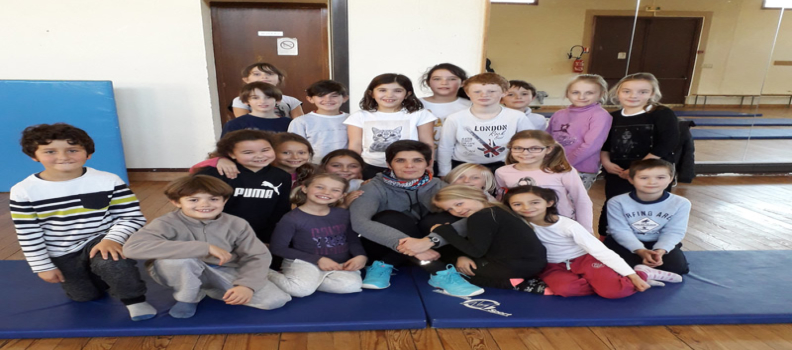 Activités sportives avec l intervenante sport Sandrine
